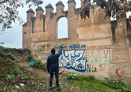 Window through which young people enter the interior of the wall where they go drinking .