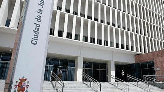 Paedophile sentenced to 18 years in prison for abusing three minors, one of whom thought of taking her own life, wanted in Malaga province