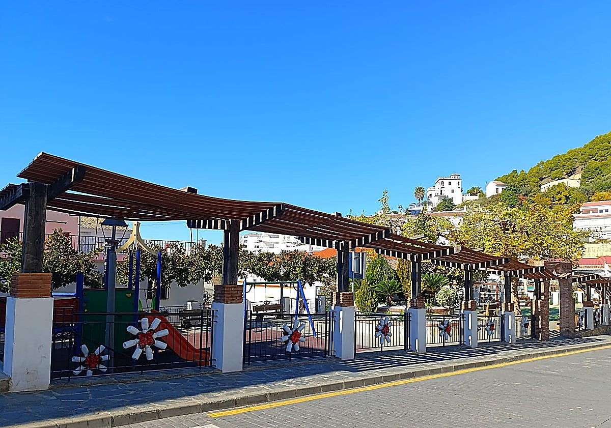 Imagen principal - Recycled Christmas decorations around Canillas de Aceituno