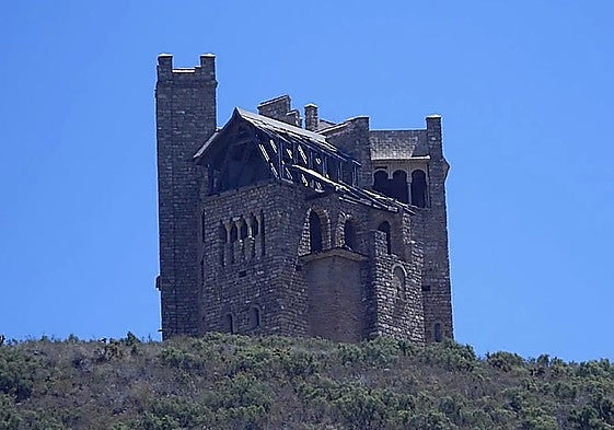 Image of the fortress from the road.