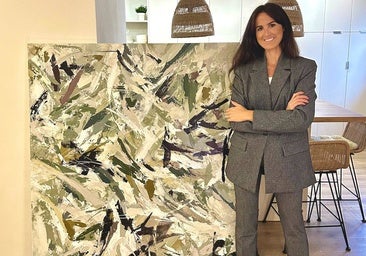 Marta Ankersmit, next to 'Texturas en movimiento', one of the works in the exhibition.