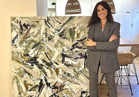 Marta Ankersmit, next to 'Texturas en Movimiento', one of the works in the exhibition.