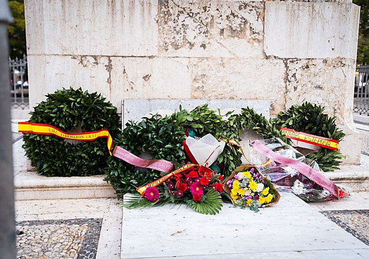 Wreaths and bouquets in honour of the martyrs for freedom.