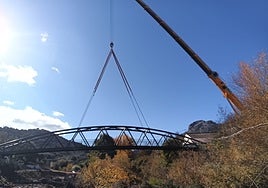 A crane helps to install the new footbridge at La Estación de Benaoján.