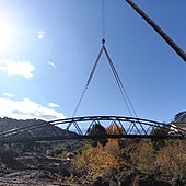 A crane is used to install the new footbridge over the Guadiaro river in Benaoján.