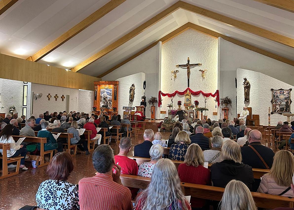 Imagen secundaria 1 - Nerja charity carol service raises more than 1,000 euros