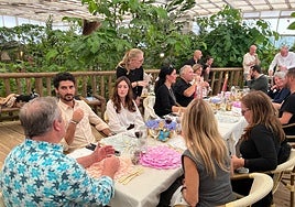 The chef prepared the menu among butterflies in front of the guests.