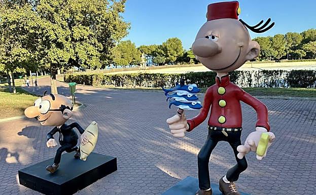 Rompetechos and Botones Sacarino (the bellboy) in Parque de la Batería.
