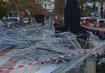 Waterspout lifts up boats and destroys Christmas decorations in La Cala de Mijas