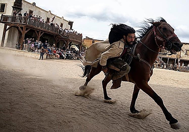 A moment from a MiniHollywood Oasys show.