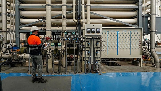 What is happening about plans for a desalination plant on the eastern Costa del Sol?
