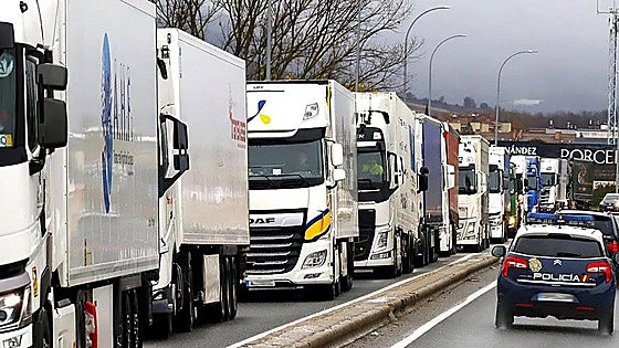 Lorry drivers threaten to strike again and block roads in Spain at Christmas