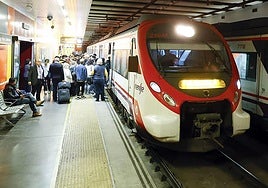 File image of passengers boarding a Cercanías commuter train.