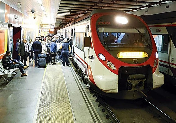 File image of passengers boarding a Cercanías commuter train.
