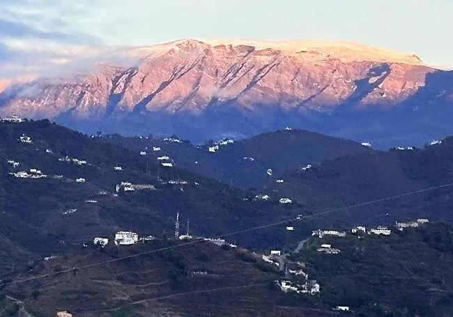 La Maroma, in Malaga's Axarquía area, covered in snow this Saturday morning.