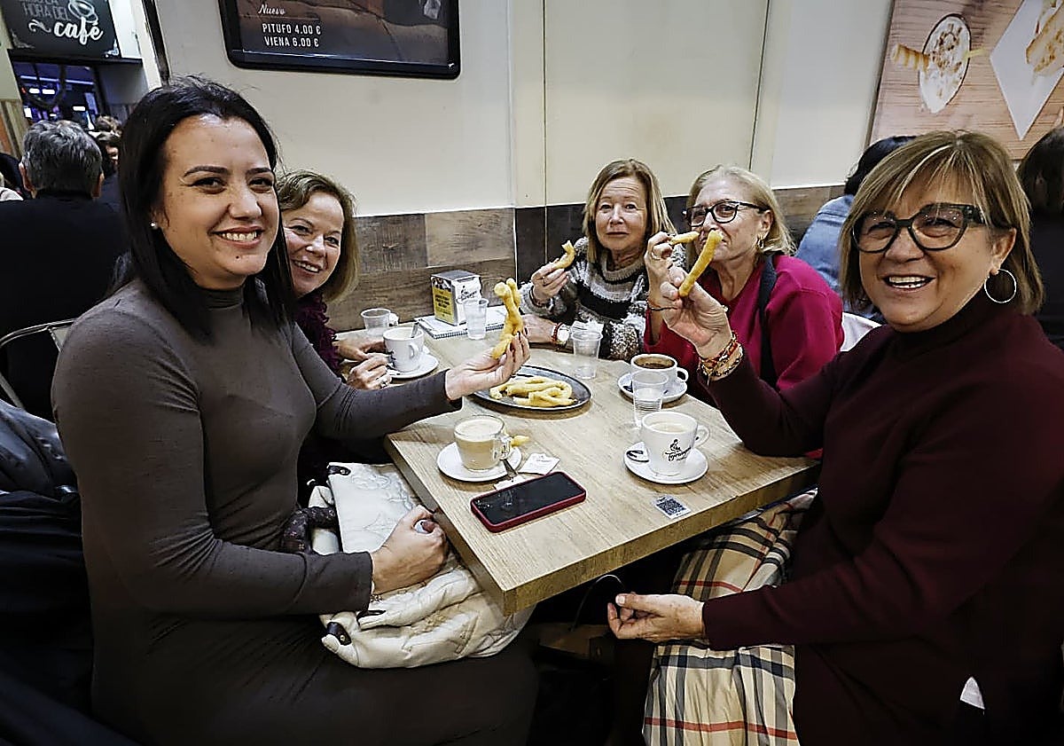 Imagen principal - Malaga's obsession with churros and chocolate