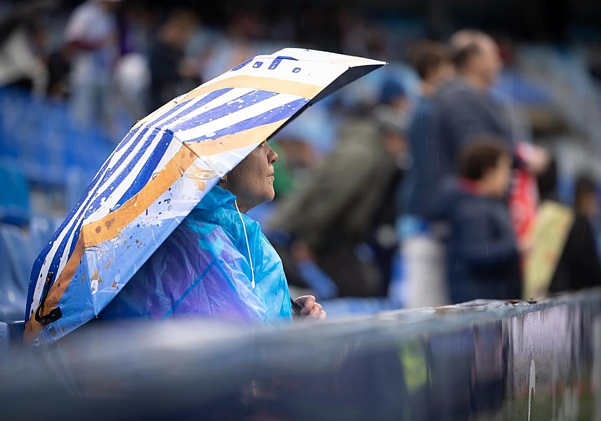 Imagen principal - Malaga CF cap turbulent year with convincing derby win in front of the fans