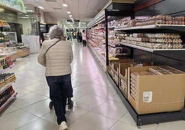 File image of a customer in a Mercadona supermarket.