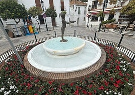 The iconic sculpture in Plaza de España.