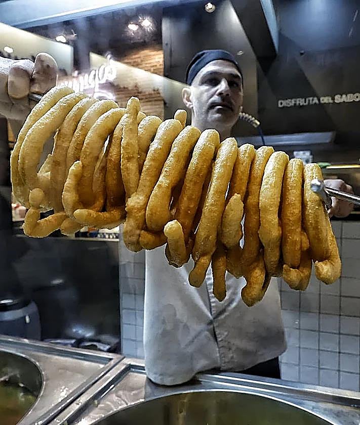Imagen secundaria 2 - Capital of the Costa del Sol goes crazy for churros at Christmas: 'We make around 1,500 a day'