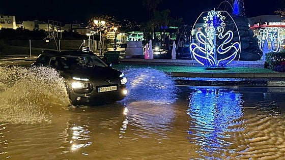 Heavy downpours leave several streets flooded and lead to numerous emergency incidents in Marbella