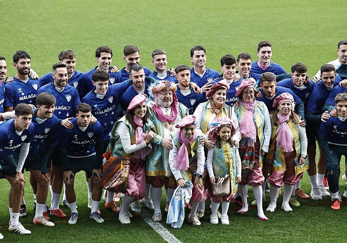Imagen principal - Malaga CF return from Christmas break with sold-out open training session