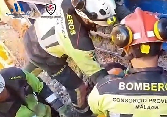 The delicate rescue operation in Vélez-Málaga.