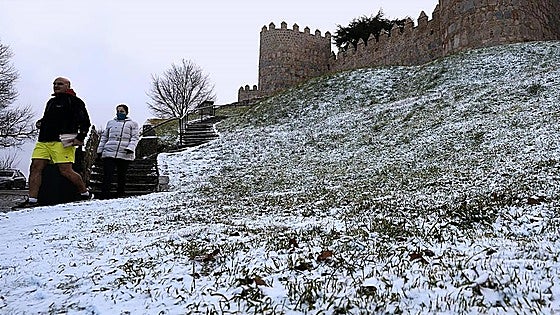 Weather warnings issued in ten Spanish regions as snow affects 50 roads