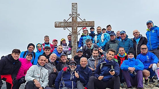 Cross restored on Costa del Sol mountain days after vandals knocked it over