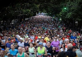 Runners on the main Alameda during the 2025 edition.