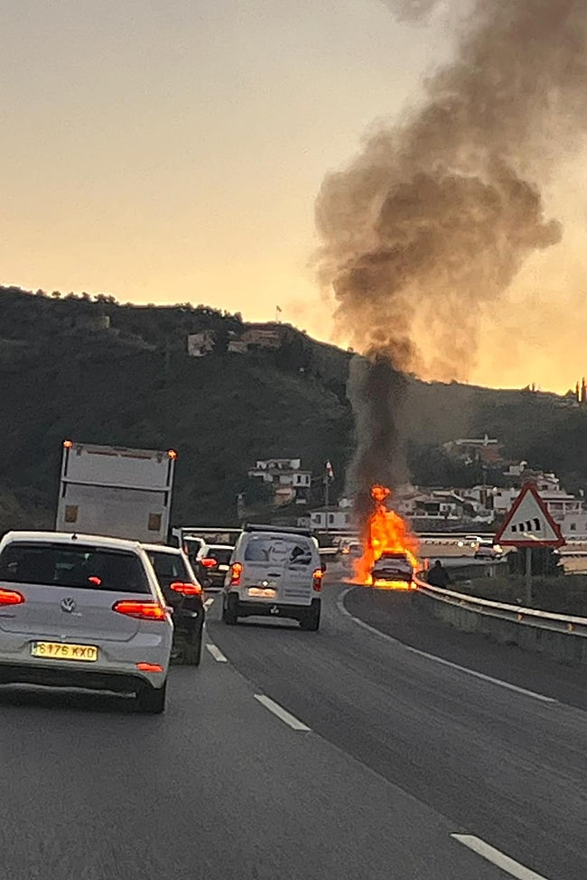 Vehicle on fire on the A7 near El Palo