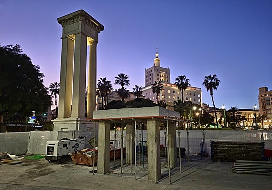 Photo of the bases installed at the port entrance to support the sculptures.