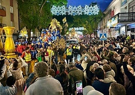The floats of the Three Kings parade wend their way thourgh Fuengirola on Monday evening.