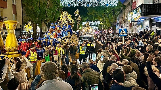 Sweets rain on Kings parades