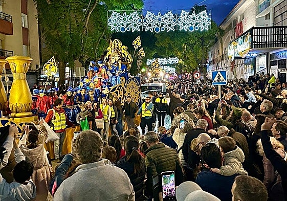 The floats of the Three Kings parade wend their way thourgh Fuengirola on Monday evening.