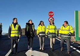 The regional minister of development, Rocío Díaz, and the mayor of Parauta, Katrin Ortega visit the new A-397 junction.