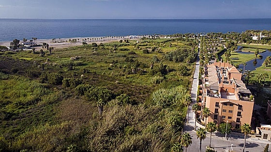 165 property owners to resolve the tourist future of coastal town in Granada province