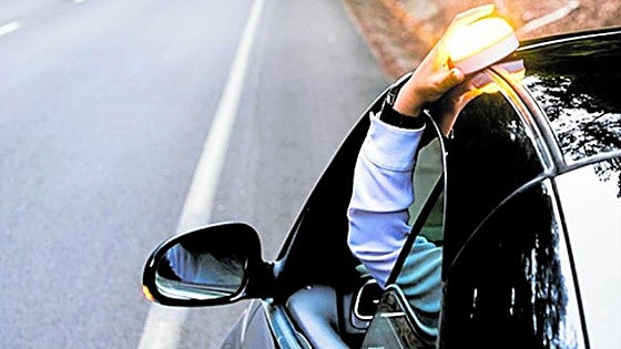 V-16 emergency beacon: DGT clarification for obligations of motorcyclists and multi-vehicle homes