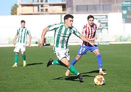 Antequera's Javi Antón progresses with the ball during Sunday's match.
