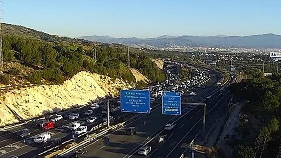 Lorry fire causes six kilometres of traffic jams on A-7 motorway between Torremolinos and Benalmádena