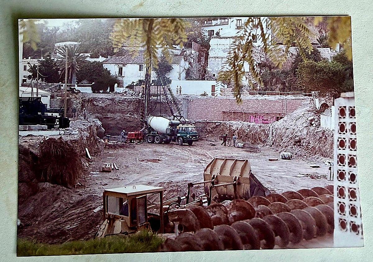 Imagen principal - Preparing the land for the construction of the apartment complex, La Caracola Hotel and part of the marketing leaflet.