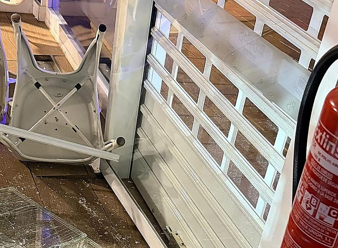 Imagen principal - Malaga ram-raid burglars flee on foot after car gets stuck and leave wallet behind