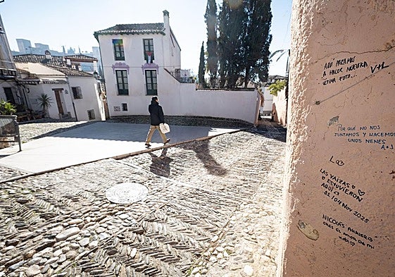 The poetic mini-paintings reappear in the most beautiful corners of the Albaicín.