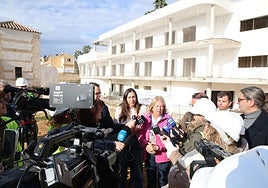 The mayor of Marbella and the regional minister for social inclusion, youth, families and equality talking to the press.