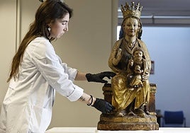 The Virgen de la Manzana underwent a preventive treatment by restorer María Blanco before its transfer.