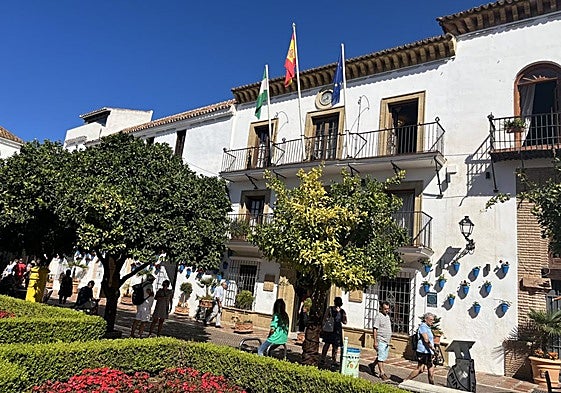 Historic town hall building closes for refubishment and offices are relocated