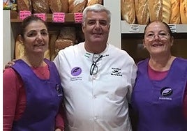 Rosi (r) with her brorhter and sister in the shop in El Calvario.