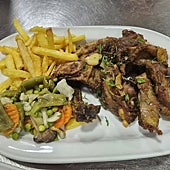 Imagen -  Eva particularly enjoys the roast kid - ‘chivito al ajillo’ in the Venta Los Pacos