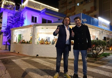 Chef Jesús Mulero with the mayor of Torrox, Óscar Medina, in front of the facade of La Pataleta