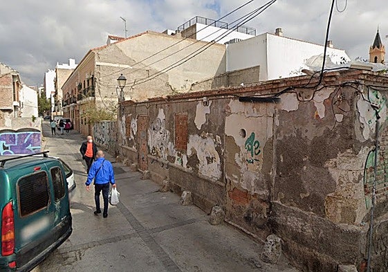 The plots on Calle Empedrada, where the future tourist apartments will be built.